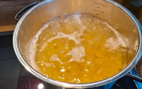 Kochende ligurische Pasta in einem Topf. Das Wasser sprudelt und schäumt, bereit für ein köstliches Gericht.