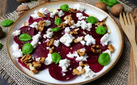 Rote Bete Salat marokkanisch mit Feta, Walnüssen und Basilikum. Ein farbenfroher Genuss!