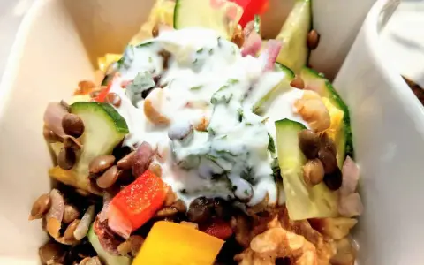 Erfrischender Linsensalat mit Minze, Gurke, Paprika und einem cremigen Joghurt-Dressing.