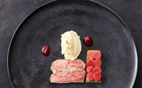 Ein edles Gericht: rosa gebratenes Fleisch mit Kartoffelpüree, Rote Bete-Püree und einem Ringelbete-Rezept-Akzent.
