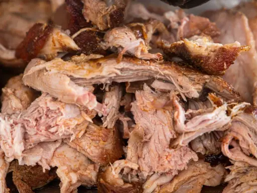 Saftiges, zartes pulled pork texas style, mit knusprigen Rändern und feinen Fasern. Ein Fest für Fleischliebhaber!