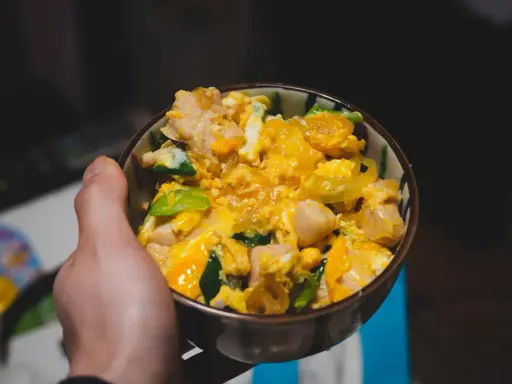 Schüssel mit Oyakodon, einem japanischen Gericht mit Huhn und Ei, perfekt für ein schnelles Oyakodon Rezept.