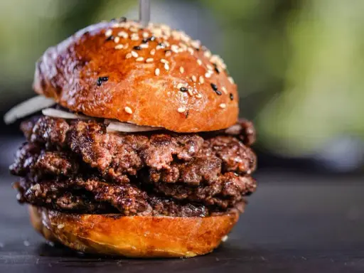 Saftige Smash Burger mit doppelt Fleisch und Sesambrötchen. So sehen die perfekten Smash Burger aus!