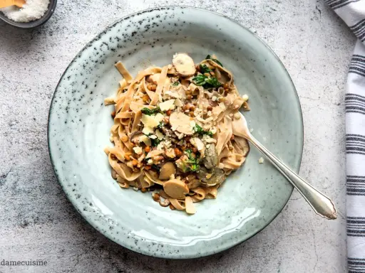 Herzhaftes Linsen Pilz Ragout mit Bandnudeln, garniert mit Parmesan. Ein Genuss für jeden Tag.