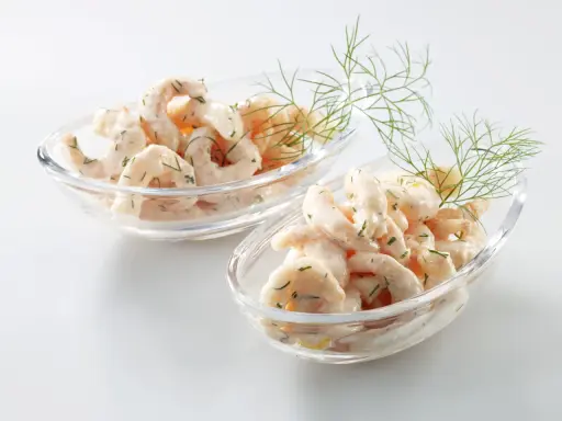 Zwei Schalen mit cremigem Krabbensalat, garniert mit Dill. Ein Fest für die Sinne, der beste Krabbensalat!