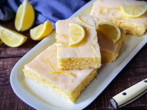 Fluffiger saftiger Zitronenkuchen mit Zuckerguss und Zitronenscheiben. Ein Genuss für jeden Kaffeetisch.