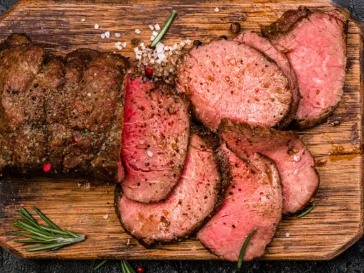 Saftiges Roastbeef, perfekt gegrillt und in Scheiben geschnitten, mit grobem Salz und Rosmarin. Ein tolles Roastbeef Rezept für Genießer.