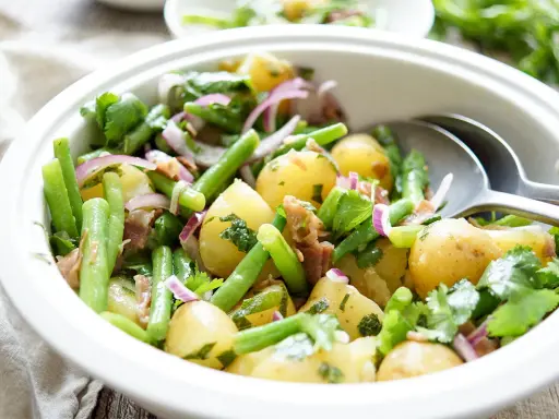 Kartoffelsalat mit grünen Bohnen, roten Zwiebeln und Kräutern. Perfekt als Beilage, was passt zu Bohnensalat?