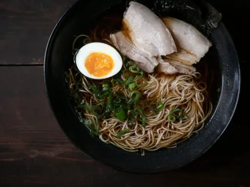 Schüssel mit Nudeln, Fleisch, Ei und Frühlingszwiebeln. Ein authentisches Ramen Rezept Original.