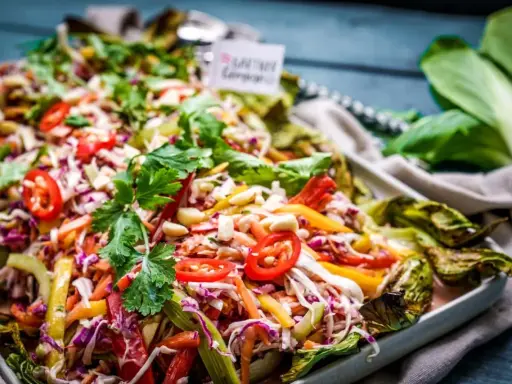 Bunter, frischer Thai Salat mit viel Gemüse, Kräutern und Nüssen. Ein Genuss für Augen und Gaumen.