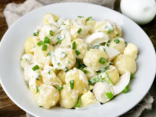 Klassischer Kartoffelsalat mit cremiger Mayonnaise, hartgekochten Eiern und frischem Schnittlauch. Ein leckeres Rezept für jede Gelegenheit.
