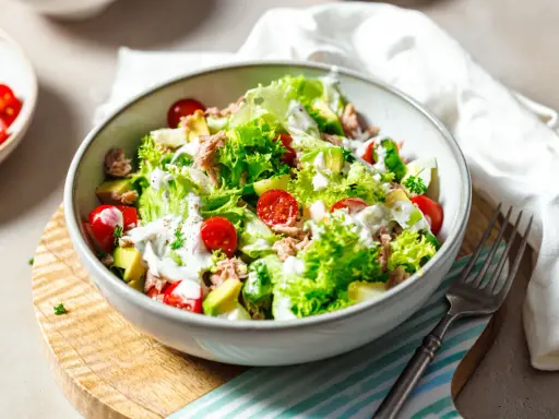 Frischer Thunfischsalat mit Avocado, Tomaten und knackigem Salat. Perfekt für leichte Thunfischsalat Rezepte.