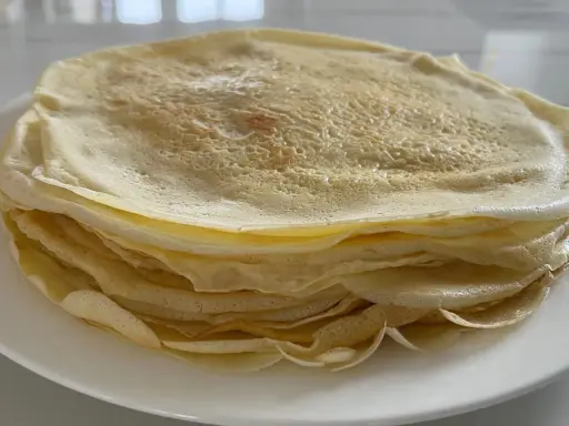Ein Stapel goldbrauner Crêpes, perfekt für ein authentisches Crêpes Rezept.