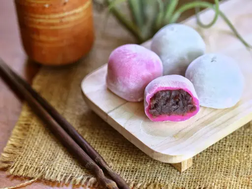 Bunte Mochi-Bällchen mit roter Bohnenpaste, perfekt für ein einfaches Mochi Rezept.