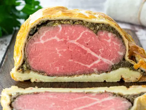 Ein perfekt zubereitetes Beef Wellington mit saftigem Rinderfilet, Pilzduxelles und Blätterteig.