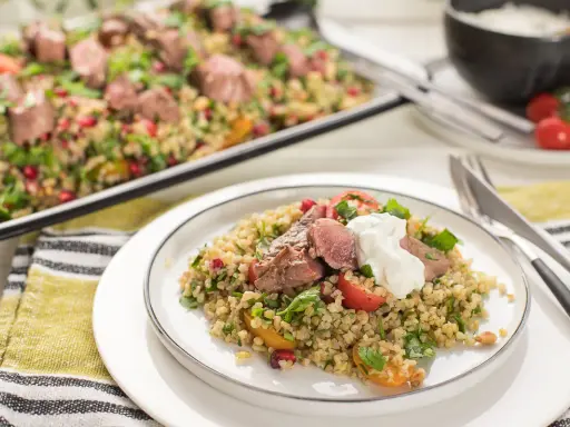 Ein herzhafter Bulgursalat mit Lammfleisch, Granatapfelkernen und Kräutern. Perfekt als Antwort auf die Frage: welcher Salat passt zu Lamm.