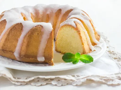 Ein saftiger Zitronenkuchen, einfach gebacken, mit Zuckerguss und Minze verziert. Perfekt für den Kaffeetisch.