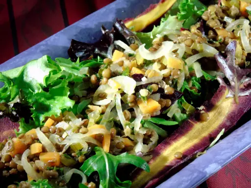 Ein bunter Linsensalat mit Staudensellerie, Karottenstreifen und frischem Salat.