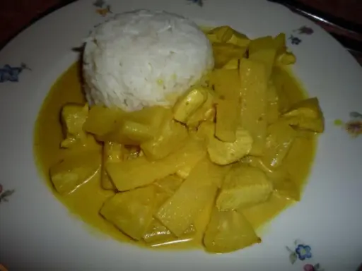 Ein köstlicher thai curry mit ananas und kokosmilch, serviert mit Reis.