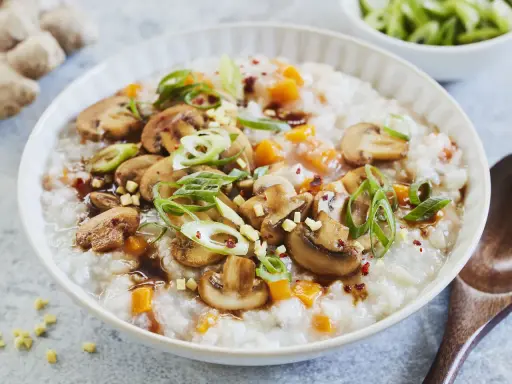 Herzhaftes Congee Rezept mit Pilzen, Karotten und Frühlingszwiebeln. Ein wärmendes Gericht, perfekt für kalte Tage.