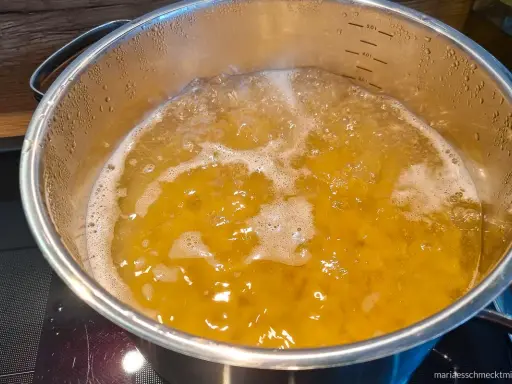 Kochende ligurische Pasta in einem Topf. Das Wasser sprudelt und schäumt, bereit für ein köstliches Gericht.