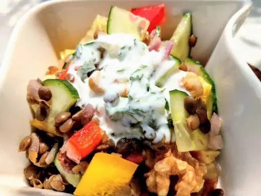 Erfrischender Linsensalat mit Minze, Gurke, Paprika und einem cremigen Joghurt-Dressing.