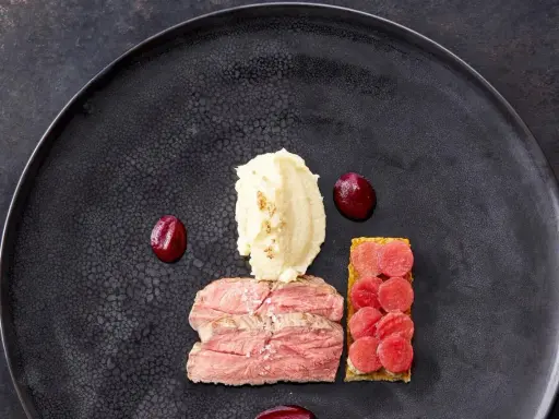 Ein edles Gericht: rosa gebratenes Fleisch mit Kartoffelpüree, Rote Bete-Püree und einem Ringelbete-Rezept-Akzent.