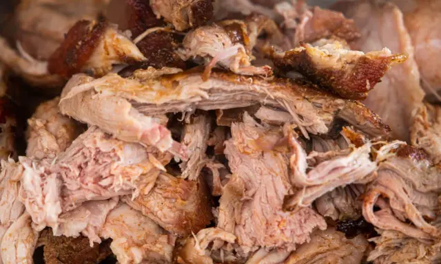 Saftiges, zartes pulled pork texas style, mit knusprigen Rändern und feinen Fasern. Ein Fest für Fleischliebhaber!
