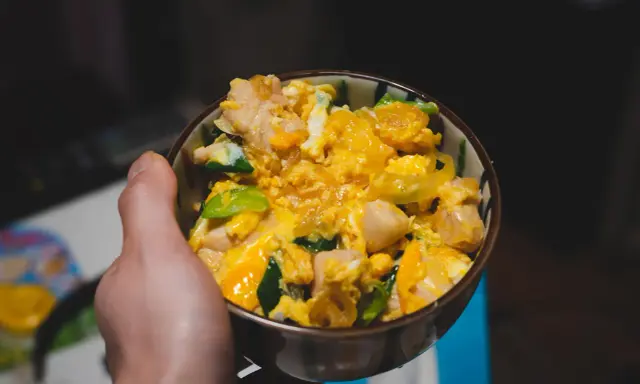 Schüssel mit Oyakodon, einem japanischen Gericht mit Huhn und Ei, perfekt für ein schnelles Oyakodon Rezept.