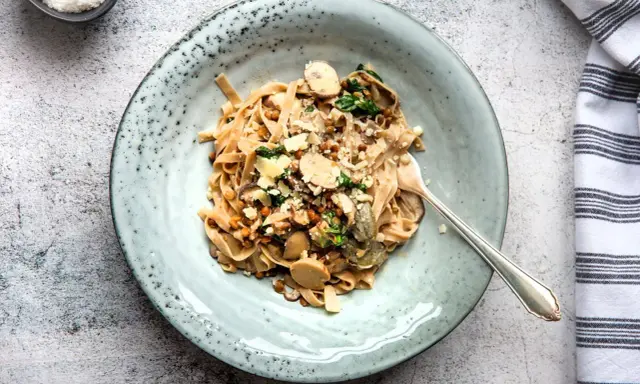 Herzhaftes Linsen Pilz Ragout mit Bandnudeln, garniert mit Parmesan. Ein Genuss für jeden Tag.