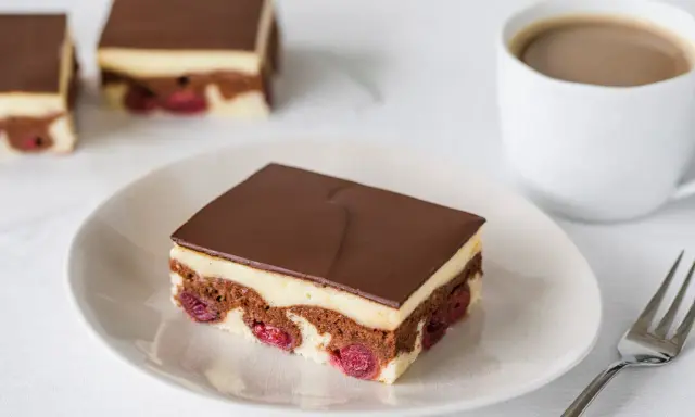 Schokoladenkuchen mit Kirschen und Vanillecreme, überzogen mit dunkler Schokolade. Ein köstliches Financier Rezept für Genießer.