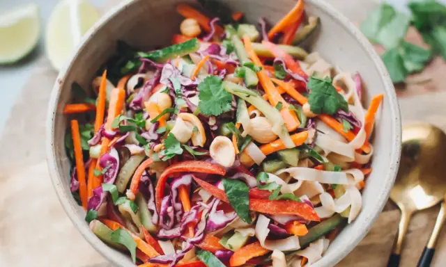 Bunter Reisnudelsalat mit Karotten, Rotkohl, Gurke und Erdnüssen. Ein frisches Rezept für heiße Tage.