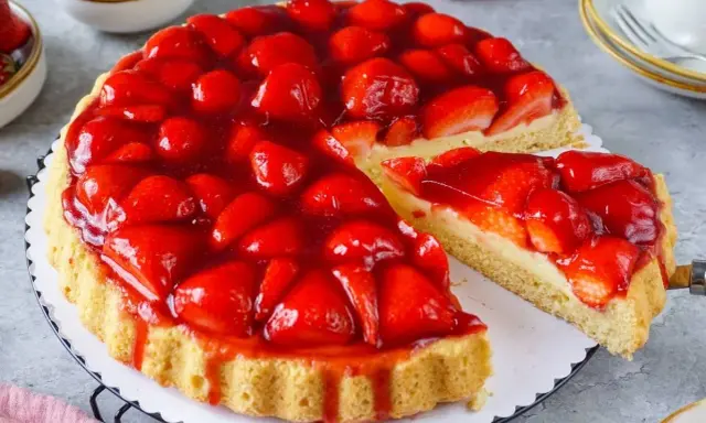 Ein saftiger Erdbeerkuchen mit viel frischen Früchten und Tortenguss. Perfekt für den schnellen Genuss, wenn der Heißhunger kommt.