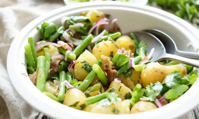 Kartoffelsalat mit grünen Bohnen, roten Zwiebeln und Kräutern. Perfekt als Beilage, was passt zu Bohnensalat?