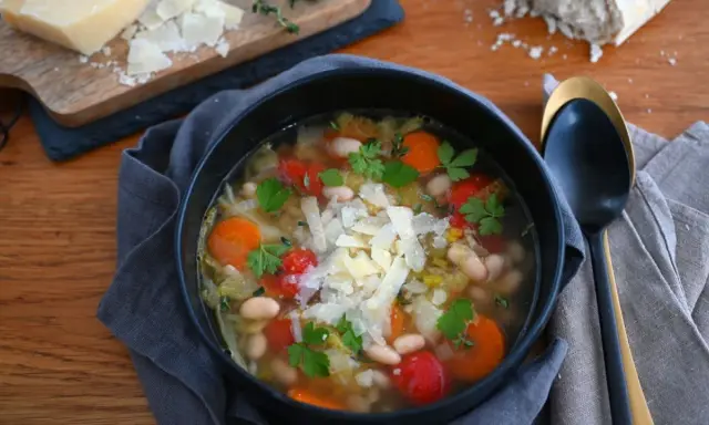 Herzhafte toskanische Bohnensuppe mit viel Gemüse, Kräutern und Parmesan.
