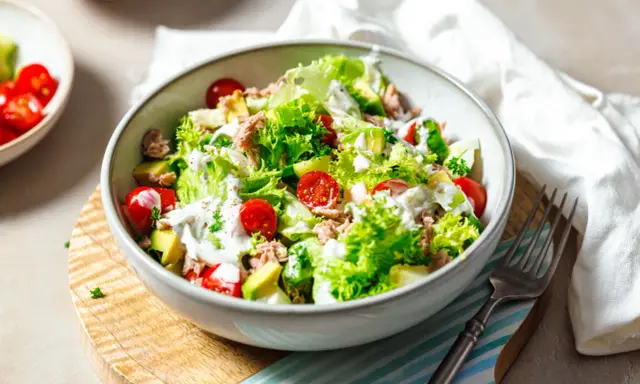 Frischer Thunfischsalat mit Avocado, Tomaten und knackigem Salat. Perfekt für leichte Thunfischsalat Rezepte.