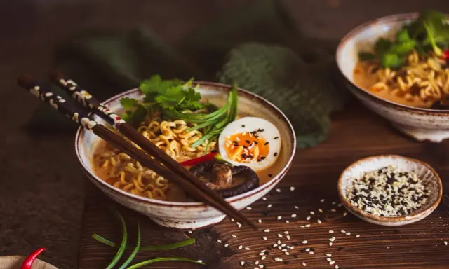 Herzhaftes vegetarisches Ramen mit Nudeln, Ei, Pilzen und frischen Kräutern, bereit zum Genießen.