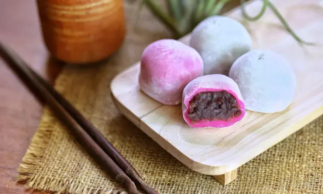 Bunte Mochi-Bällchen mit roter Bohnenpaste, perfekt für ein einfaches Mochi Rezept.