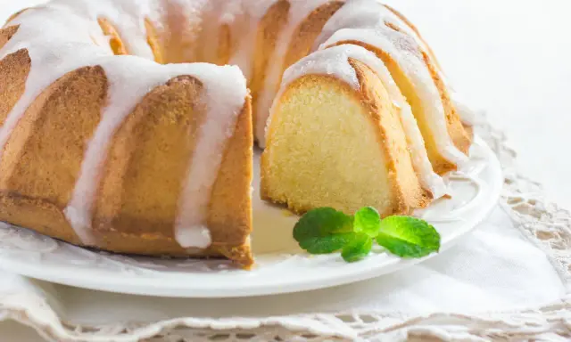 Ein saftiger Zitronenkuchen, einfach gebacken, mit Zuckerguss und Minze verziert. Perfekt für den Kaffeetisch.