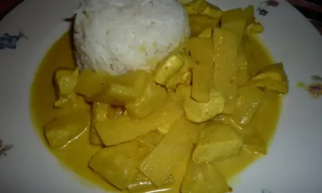 Ein köstlicher thai curry mit ananas und kokosmilch, serviert mit Reis.