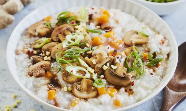 Herzhaftes Congee Rezept mit Pilzen, Karotten und Frühlingszwiebeln. Ein wärmendes Gericht, perfekt für kalte Tage.
