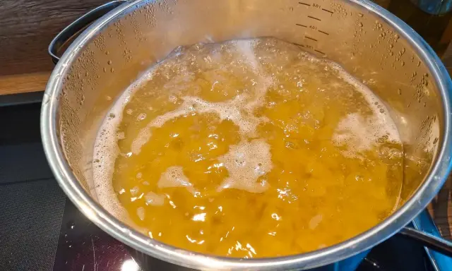 Kochende ligurische Pasta in einem Topf. Das Wasser sprudelt und schäumt, bereit für ein köstliches Gericht.