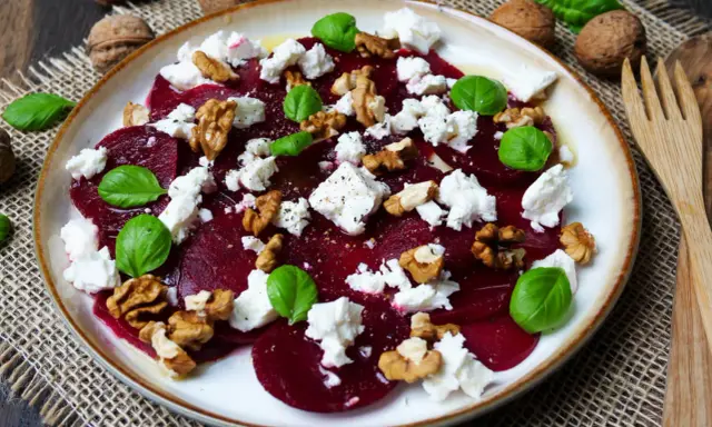 Rote Bete Salat marokkanisch mit Feta, Walnüssen und Basilikum. Ein farbenfroher Genuss!