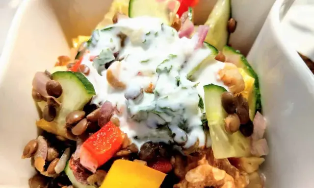 Erfrischender Linsensalat mit Minze, Gurke, Paprika und einem cremigen Joghurt-Dressing.