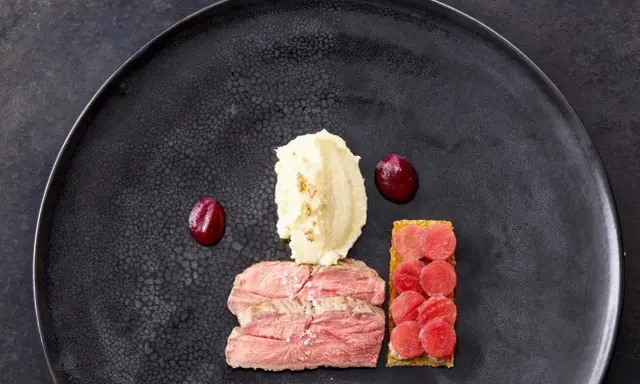 Ein edles Gericht: rosa gebratenes Fleisch mit Kartoffelpüree, Rote Bete-Püree und einem Ringelbete-Rezept-Akzent.