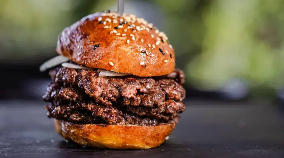 Saftige Smash Burger mit doppelt Fleisch und Sesambrötchen. So sehen die perfekten Smash Burger aus!