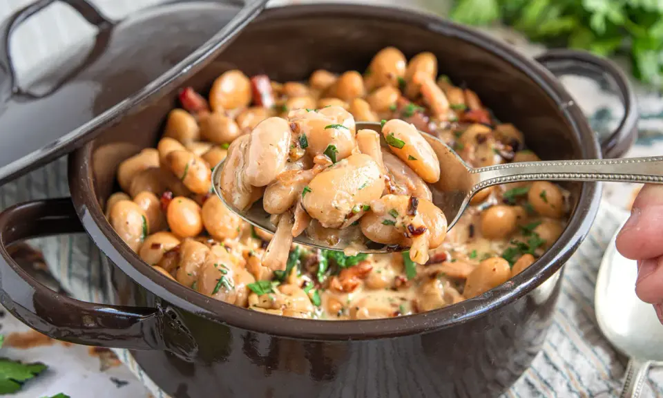 Cremige dicke Bohnen frisch aus dem Topf, ein köstliches Rezept für ein herzhaftes Gericht.