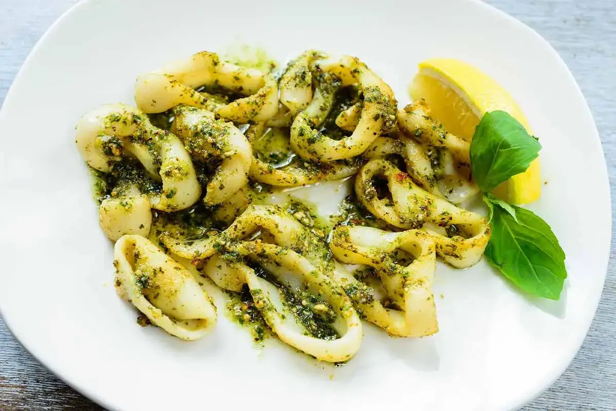 Gebratene Tintenfischringe mit Kräutersauce, Zitrone und Basilikum. Ein einfaches Sepia Rezept, das begeistert.