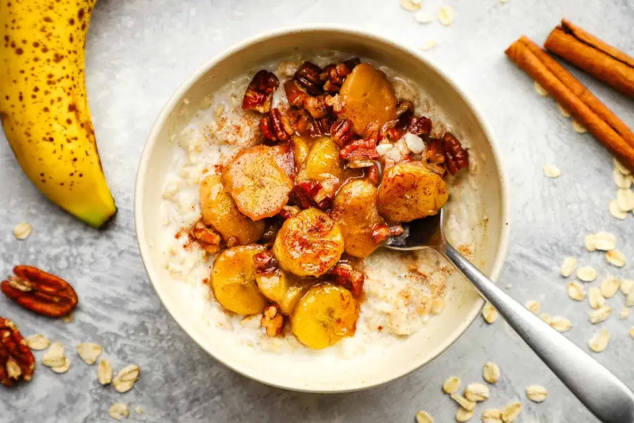 Gesunder Porridge mit karamellisierten Bananen, Pekannüssen und Zimt. Ein perfekter Start in den Tag!
