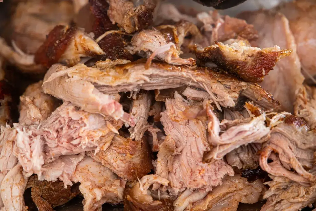 Saftiges, zartes Pulled Pork im Texas-Style, mit knusprigen Rändern und feinen Fasern. Ein Fest für Fleischliebhaber!